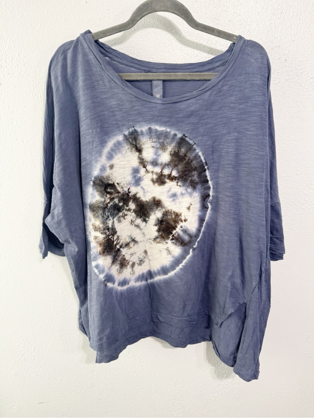 Gilda Midani Meteor Slate Blue Tie-Dye Scoop Neck Top with Circular Print med
